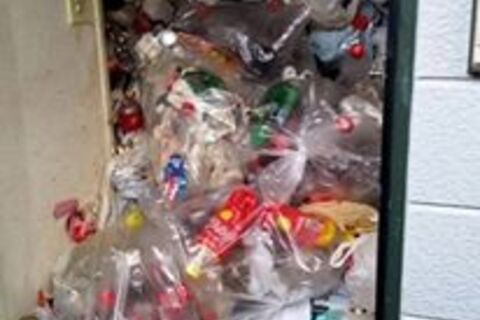 ごみ屋敷１ルーム前